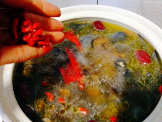 9、菌类料理+红枣榛蘑乌鸡汤,加入枸杞子