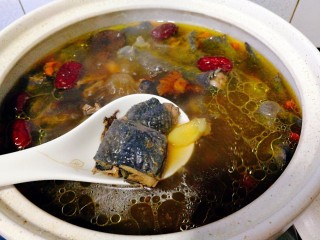 12、菌类料理+红枣榛蘑乌鸡汤,最后加入鸡精即可