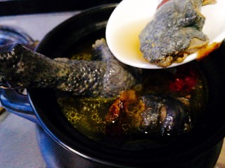 13、菌类料理+红枣榛蘑乌鸡汤,盛入容器里上桌