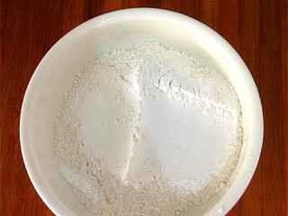 1、糯米红枣新吃法,准备适量糯米粉，放入一个稍微大一点的容器当中