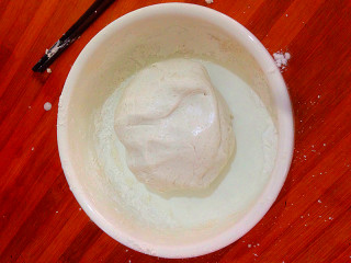 4、糯米红枣新吃法,加入适量温水，搅拌匀，