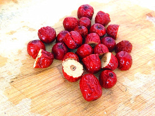 6、糯米红枣新吃法,尽量选小一点的红枣，超市有卖的这种小小的，清洗干净，一分为二待用