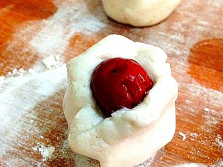 7、糯米红枣新吃法,红枣用小面团半包裹好