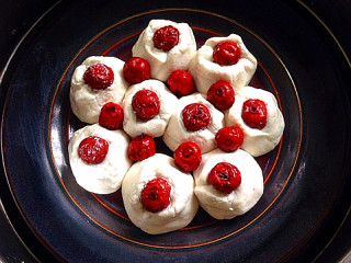 8、糯米红枣新吃法,将一个个包好的放入一个盘中，摆成一朵花的形状，红枣团之间也可以摆上切好的红枣点缀