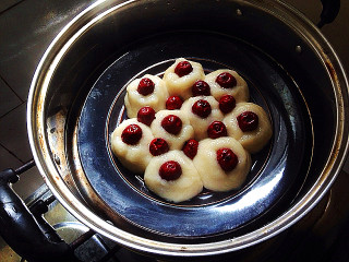 9、糯米红枣新吃法,放入蒸锅，加盖大火蒸五分钟至熟，然后取出来