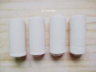 4、蒜蓉芝麻酱拌面,分割成四分面团，盘底抹少量油，然后每个面团之间都抹上一层油，叠在盘子里盖上保鲜膜，常温静置4小时以上，或者冰箱里冷藏过夜