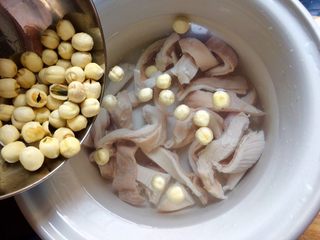 8、#咸味# 健脾开胃的猪肚莲子汤,加入砂锅中。