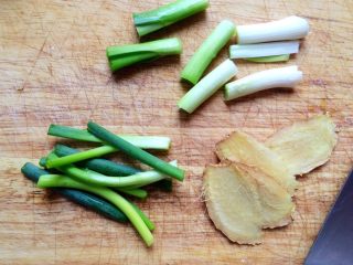 9、#咸味# 健脾开胃的猪肚莲子汤,姜,蒜苗切好。