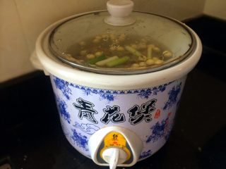 12、#咸味# 健脾开胃的猪肚莲子汤,盖上锅盖,煲2个小时左右就熟了。