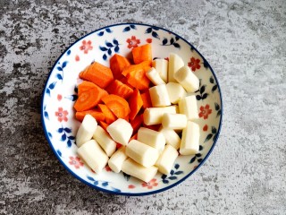 11、红焖羊肉,期间把山药和胡萝卜切好