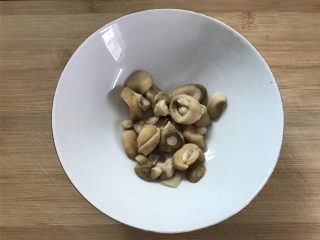 3、豌豆草菇虾仁,等软后马上捞出沥干水分。