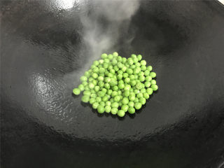 7、豌豆草菇虾仁,锅中倒入适量油，放入焯过水的豌豆先爆一下。