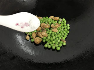 9、豌豆草菇虾仁,一起翻炒均匀后加入少许盐调味。