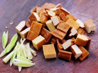 2、虾滑番茄豆干汤,蒜苗切丝,豆干切成小丁。