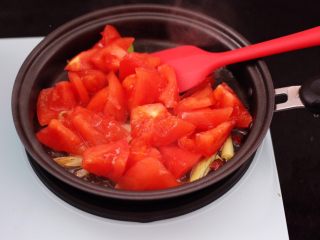 5、虾滑番茄豆干汤,把切块的番茄放入锅中,大火翻炒均匀。