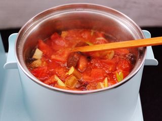 11、虾滑番茄豆干汤,大火煮沸后,继续炖煮3分钟左右。