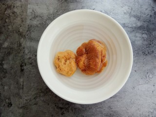 2、秋风渐凉，来一碗猴头菇鸡汤养胃吧,猴头菇提前用冷水泡6小时，完全泡开