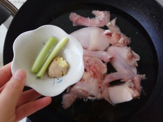 7、秋风渐凉，来一碗猴头菇鸡汤养胃吧,放入葱姜