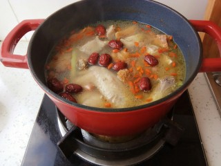 15、秋风渐凉，来一碗猴头菇鸡汤养胃吧,煲好后放盐即可，非常好喝