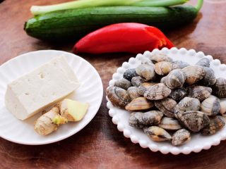 1、丝瓜花蛤炖豆腐,首先把所有的食材备齐。