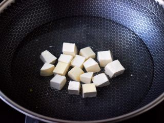 5、丝瓜花蛤炖豆腐,锅中倒入适量的清水，加入少许盐，把豆腐进行焯水，焯一分钟左右即可捞出沥干水分。