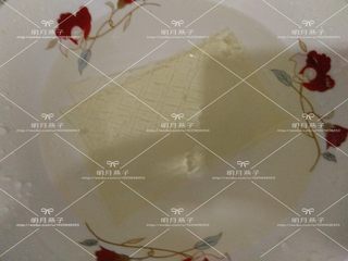 1、酸奶慕斯,把鱼胶片用凉水浸泡15分钟以上，泡软。