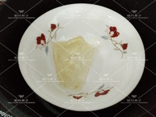 2、酸奶慕斯,泡软的鱼胶片挤去水份，放入碗里，隔水加热融化。