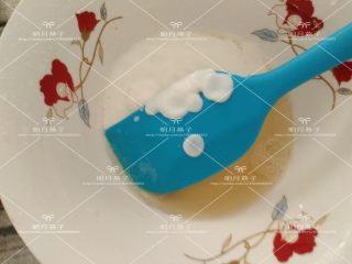 3、酸奶慕斯,融化后的鱼胶片水加入50克酸奶