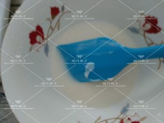 4、酸奶慕斯, 快速搅拌均匀。