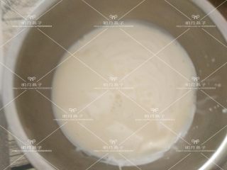 5、酸奶慕斯,过滤到剩余的酸奶中