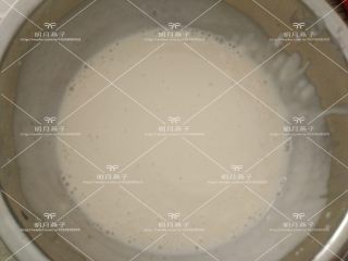 6、酸奶慕斯,迅速用打蛋器搅拌均匀。