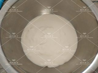 7、酸奶慕斯,淡奶油中加入细砂糖