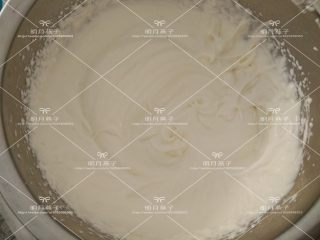 8、酸奶慕斯,隔冰水打至6分发。