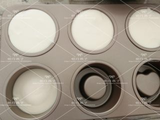 13、酸奶慕斯,再倒入慕斯液至满模，入冰箱冷藏至凝固。