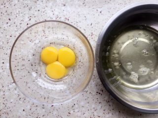 2、黑米红枣蒸糕,鸡蛋蛋白蛋清分离；