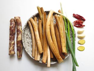 1、藕带炒香肠,准备好所有食材