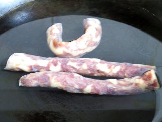 2、藕带炒香肠,香肠先放在锅内煮5分钟