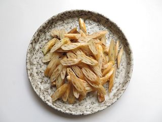 5、藕带炒香肠,藕带斜切成段