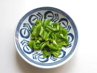 6、藕带炒香肠,青椒去籽切块