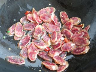 8、藕带炒香肠,倒入香肠翻炒1分钟