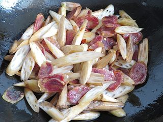 10、藕带炒香肠,倒入藕带加适量的盐调味、翻炒