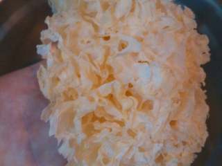 2、雪莲银耳红枣羹#健康美颜餐#,银耳半朵要泡发去蒂，然后用手撕成小块