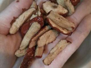 3、雪莲银耳红枣羹#健康美颜餐#,红枣洗干净切小