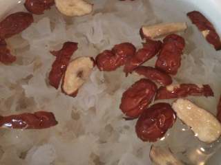 4、雪莲银耳红枣羹#健康美颜餐#,把所有材料一同放入炖锅，一次性加满水，高火炖开后加入冰糖转低火再炖3小时左右，炖至粘稠