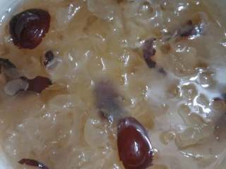 5、雪莲银耳红枣羹#健康美颜餐#,炖好了，很适合女性朋友哦