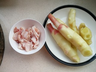 1、子姜炒五花,五花肉切薄片，子姜洗干净备用。