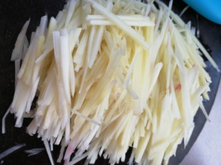 2、子姜炒五花,姜切丝