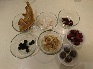 5、灵芝淮杞红枣煲鸡,靈芝/淮山/枸杞/桂圓/百合/紅棗/蜜棗