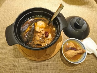 14、灵芝淮杞红枣煲鸡,一般港式煲湯是不吃裡頭的湯料的！但是這個雞肉好嫩好軟好好吃！