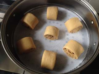 12、红糖馒头,锅中倒入水，笼屉上放上不粘垫（没有可以刷层油），把切好的馒头生坯放在上面，盖上盖子醒20-30分钟（根据气温来决定，如果气温高，就要相对缩短醒发时间），待发起来后大火烧开蒸15分钟关火，再焖5分钟才能揭盖